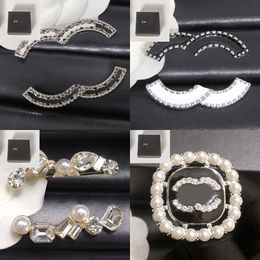 Bargain Price Designer Brooch Crystal Brooches Brand Letter Pins Pearl Jewelry Suit Pin Top Sell Men Womens Dress Marry Cloth Wedding Party Gifts with Box