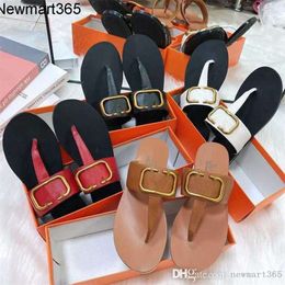 Damen Flip Flops Hardware Dekorative Fischgrätendesigner -Hausschuhe 2024 Neue Mode Sandalen Sommer Flat Schuhe 4 Farben