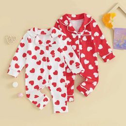 Pijamalar bebek erkek kızlar pijama tulumları uzun kollu yaka yaka kalp baskı düğmesi yükseltmeler yeni doğan kıyafetler H240508