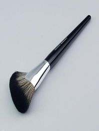 Pro Demi Fan Makeup Brush 72 Featherweight Soft Bristle Seamless Setting Powder Cosmetics Brush Beauty Tools3185345