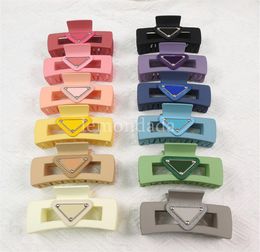 Designer Casual Style Clamps Triangle Badge Fashion Hair Jewelry Luxury Letter Hair Clamp for Woman9768597