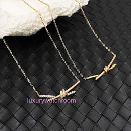 Luxury Tiifeniy Designer Pendant Necklaces New Product Small Fragrant Wind Knot Cross Necklace Womens Korean Edition Light Design Exquisite and Versatile Collar C