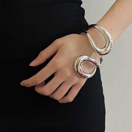 A niche metal geometric streamlined spring plain ring bracelet for women with light luxury and high-end feeling simple and exquisite bracelet
