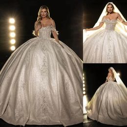 Atemberaubendebride 2024 luxuriöse Perlen arabische Brautkleider Ballkleid von der Schulterspitze Brautkleid Applikationen Mitte gemacht