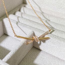 Pendant Necklaces T Familys New V-Gold KNOT Knot Cross Necklace Series with Diamond 18k Rose Gold Lock Bone Neckchain Q240507