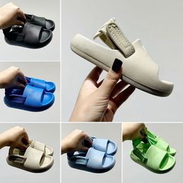 Originals barn sandaler adifom q adilette designer pojkar flickor klassiska barn småbarn tofflor glider glidskor plattskor chaussures häll enfant sapatos infantis 22-35