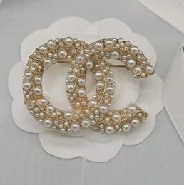 Designer Gold Brand Luxurys Desinger Brooch Famous Women Rhinestone Pearl Letter C Brooches Suit Pin Fashion Jewellery Clothing Deco1414788