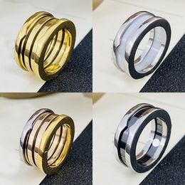 Designer Cluster 18K Gold Spring Rings Brand Ceramic Ring Women High Quality rostfritt stål Vitt svarta smycken Silverguld bleknar aldrig klassiska premiumsmycken