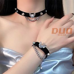 Designer-Katzenkopf-Anhänger Chokerkragen Frauen schwarzer Halskette Y2K Hals Accessoires Leder Choker Hip Hop Armband 2-teilige Set