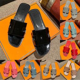 Luxury designer shoes for women Fashion classic sandals 2024 top quality summer beach platform sandal outdoor travel and house casual flat slippers black white 35-42