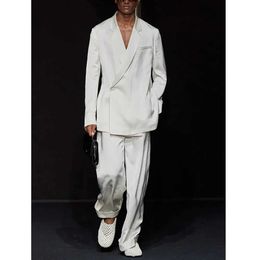 Erkek Suit Blazers beyaz çentikli yaka tek düğmesi erkek 2 parçalı moda akıllı eğlence seyahat seti düğün gece elbisesi gevşek gelecek 2024 q240507