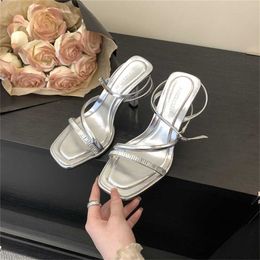 Vendi estate di strass francese Sandles tacchi minimalisti con una linea con tallone sottile aperto di punta quadrata Sandali alti per donne 240228