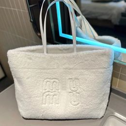 Tasche Bag Designer -Tasche große Kapazität Pendeln Handtasche Vielseitige Buchstabe Plüsch -Umhängetasche