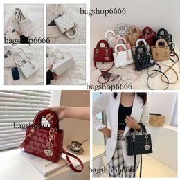 Bags Evening Heart Emed Designer Leisure Handbags Chic Patent Leather 2023 Small Shoulder Messenger Purses Women Hand Original Edition