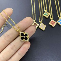 Designer Jewelry Pendant Necklaces Italian Style Diamond Studded Clover Pendant For Women With 18K Gold Plated Fritillaria Collarbone Chain And Shell Necklace