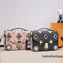 Luis Vintage Lvvl Lvity Lvse New Handbags Quality Messenger Clutch Bags High Designer Leather Mini Crossbody Bags Embossed Shoulder Bags Flower Print Flap Chain Bag