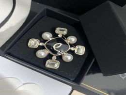 With BOX Fashion Designer Brooches Never Fade Pearl Diamond Brooch Jewellery Unisex Luxury Pins Quality Party Gift6151271