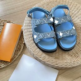 Nuovi sandali da donna 23SS Sandali piatti Slingbacks Scarpe Dresse Slide Denim Regolabili Scarpe da spiaggia da donna da donna Flip di design rosa per leisure Outdoor Flip senza scatola