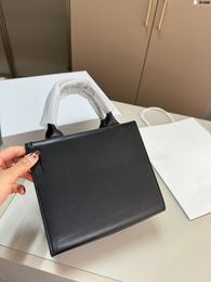 The all-around tote bag has a three-dimensional shape and a large capacity