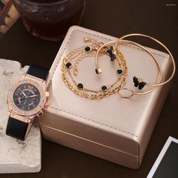 Wristwatches Women's Retro Style Small Pointer Belt Quartz Watch Four Bracelets