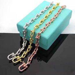 Chain Low price jewelry Korean engraved 18K gold titanium steel womens T family classic back shaped bracelet Q240507