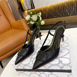 Scarpedri di scarpe da design sandali Slingback di tallone alto di lusso Donne gattini tacchi sandalo con punta di piedi scarpe da matrimonio in pelle Ladies Muli 35-41