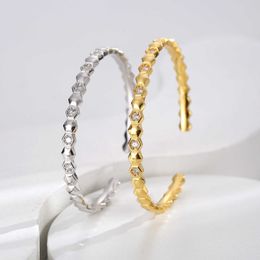 Couples bracelets are designed by a small number of people. Luxury hand ornaments are fashionable. Tiktok is the same as the popular online honeycombed bracelet