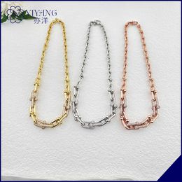 Colares pendentes Yiyang Jewelry Summer Rose Star Style T Família versátil em forma de U Horseshoe Diamond Colar Ins Street Metal Q240507