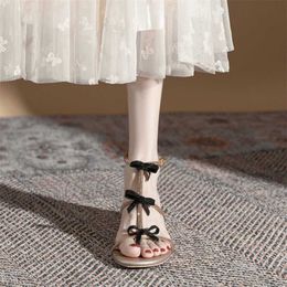 Kalça Klasik Rhinestone Sandalet İlkbahar Yaz Sandal Sandal Black Bow Peri Tarzı Roman Şerit oyuk Prenses Elbise Ayakkabı Kadınlar 240228