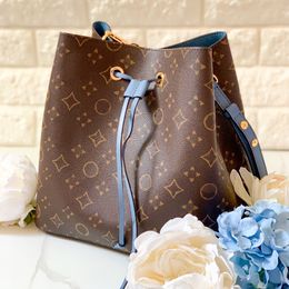 Drawstring Mens Luxury bucket Fashion Designer Clutch bag toiletry handbag mirror quality bag top handle With Shoulder straps bag Womens crossbody the tote bags