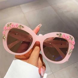Sunglasses Luxury Brand Designer Oversized Cat Eye Flower Sunglasses Women Vintage Fashion Sun Glasses Tren Punk Big Frame Pink Shades J240508