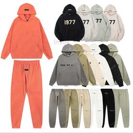 Mens Hoodies Sweatshirts 2024 Fashion Fog Hoodie 1977 Ess Hoodies Mens Womens Pullover Hip Hop Tracksuit Oversized Sweatshirts Pants Set Casual Ladys Jumpers Essen