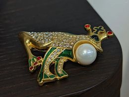 Brooches European And American Vintage High Quality Crown Frog Shape Copper Alloy Coloured Glaze Pearl Inlaid Brooch Pin For Men Women