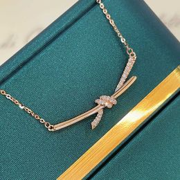 Pendant Necklaces T Familys New Knot Necklace Womens Half Diamond Twisted Rope Collar Chain Rose Gold with Plated 18K Neckchain Q240507