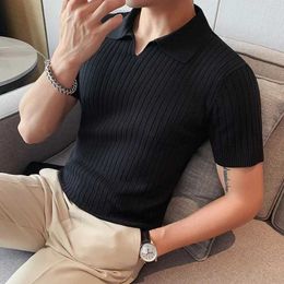 Men's Polos 2024 New Summer Mens Slim Fit Fashion V-neck Polo Shirt Knitted Short sleeved Striped T-shirt Q240508