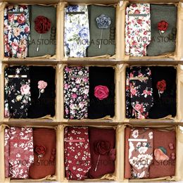 Viola Design 6 pezzi Gift Box Floral Solid Cotton Socks Set set di perni a clip gemelli Hanky Men Fette Wedding Party Daily Cravat Accessorio Cravat 240508