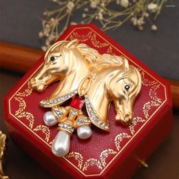 Brooches Morkopela Baroque Brooch Pearl Horse Head Women Designed Enamel Animal Rhinestone Luxury Suit Lapel Pins Jewellery Accessory Gift