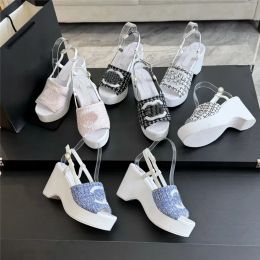 2024 Hochwertiger Knöchelgurt High Heels Keilsandalen berühmte Marke Dicke Boden Frauen Sommer Offene Zehenplattform Holz Sohle Sandalen Weave Cross Band Chunky Heeled