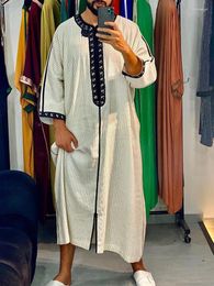 Ethnic Clothing 2024 Muslim Stripe Embroidered Short Sleeved Arab Men's Robe Fashionable Simple Loose Round Neck Men Dubai Turkey Abayas