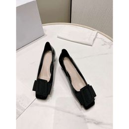 Spring/Summer New Round Thick Heels, Pearl Buckle, One Step Design, Leather with Square Headed Single Shoes and Small Elegance