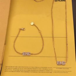 Luxury Letter Necklace Designer Bracelets Girls Ornaments Gold Necklaces Ladies Neckware High Quality Jewellery Wedding Party Accessori 254T