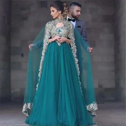 Nya gröna muslimska klänningar A-Line V-ringning Tulle-applikationer pärliga islamiska Dubai Saudiarabiska långa eleganta kvällsklänningar 0509