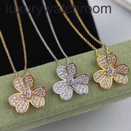 Vancleff High End jewelry necklaces for womens Clover Necklace 925 Sterling Silver Plated 18K Gold with Diamonds Fashionable and Fresh Versatile Flower Pendant