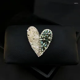 Brooches Elegant Pins Hand-Made Love Brooch High-End Lady Temperament Jewelry Corsage Heart-Shaped Suit Sweater Accessories Women