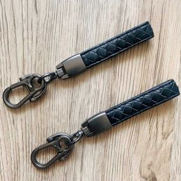 Keychains Lanyards Luxury Classic Vintage Genuine Leather Car Keychain Men Personality Leather Simple Lanyard Car Key Ring Auto Accessories Gifts J240509