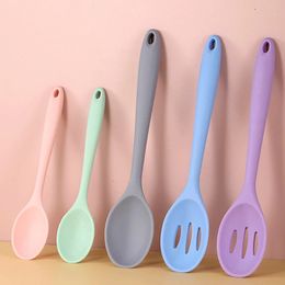 Long Handle Silicone Ladle Soup Spoon Colander Ramen Noodles Tablespoons Scoop Rice Salad Stirring Spoons Kitchen Teaspoons 240422