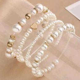 Bracelety ślubne 4PCS/SET SERCE białe imitacja Perlowe bransoletki Zestaw dla kobiet Nowe modne elastyczne bransoletki Elegancka biżuteria na przyjęcie weselne