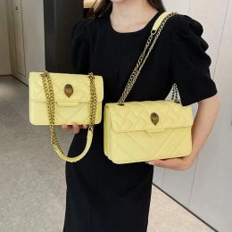 Omuz çantaları 2024 Kadınlar için çanta Zincirler Çapraz Vücut Bag Marka Tasarımcı Debriyaj Nedensel PU Düz Renk Kur001