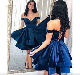 2024 Sexig kort Royal Blue Homecoming Dresses Off Axel Tiered Ruffles Corset Back Party Dress Graduation Formal Tail Gowns Ball Gown 0509