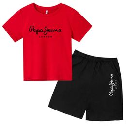 2 st barnsuppsättning tshirt set Summer Childrens Clothing Baby Tshirt Shorts Boys and Girls Casual Childrens Clothing Set 240430